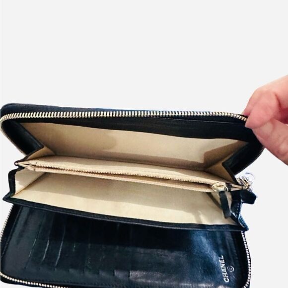 Chanel leather camellia clutch with golden camellia - Picture 13 of 15